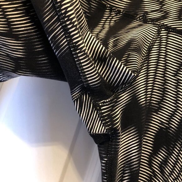 Nike Women's Legendary Waves' Dri-fit Training Capris Size XS EUC - Picture 3 of 9